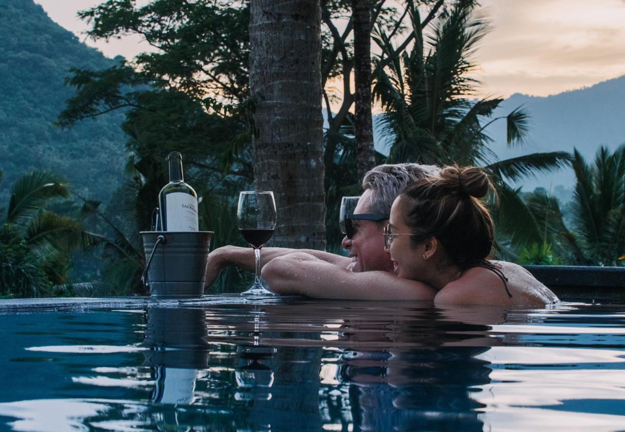 Отель Neano Escape Мангис Экстерьер фото A couple at the resort